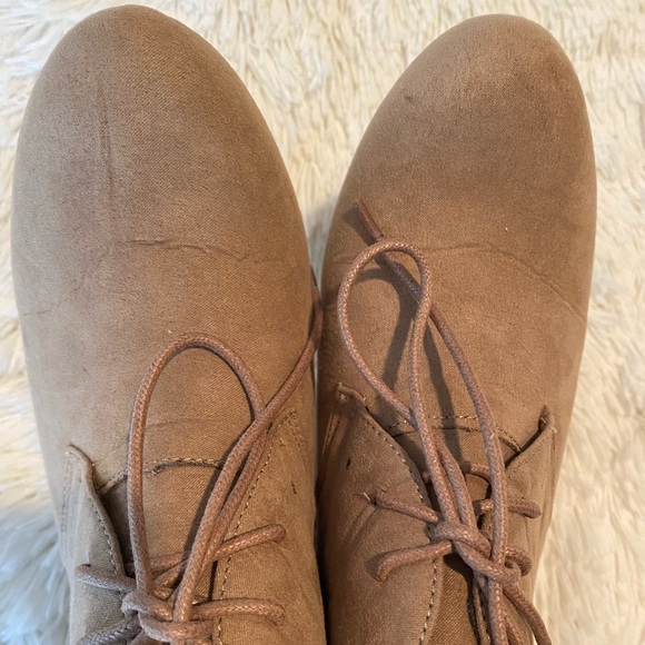 ๐ Bella Marie Taupe Suade Wedge Tie Boots 8.5 - Picture 7 of 11